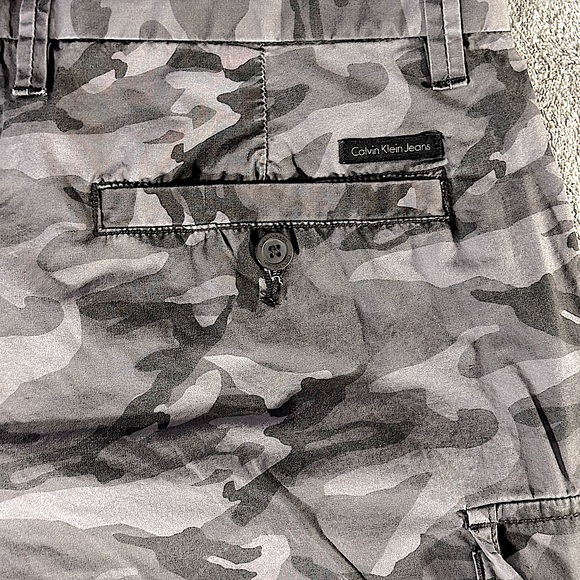 Calvin Klein jeans camo shorts size 32 in excellent condition - Picture 4 of 7